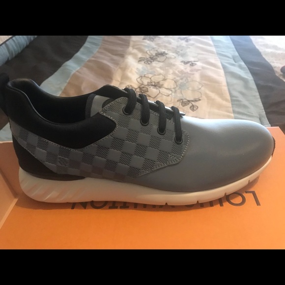 Louis Vuitton - Picture 2 of 6